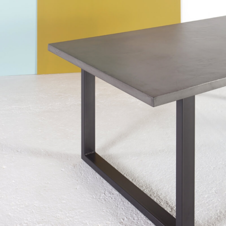 Table design industriel française en béton ciré pieds traîneau - Eternelle