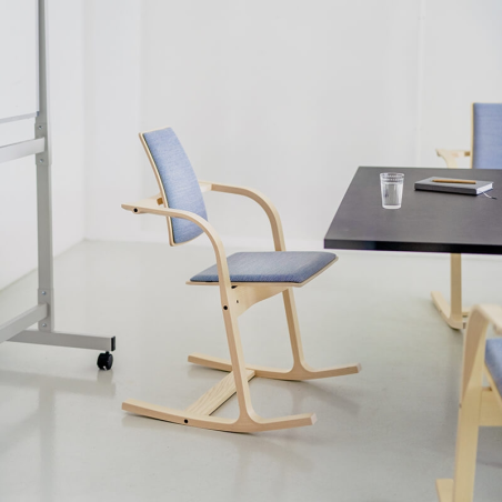 Chaise de bureau ergonomique à bascule en tissu bleu - Actulum Varier®