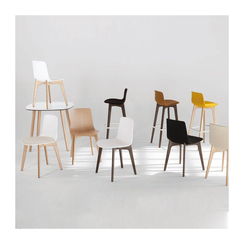 Chaise design en polypropylène et piètement bois Lottus