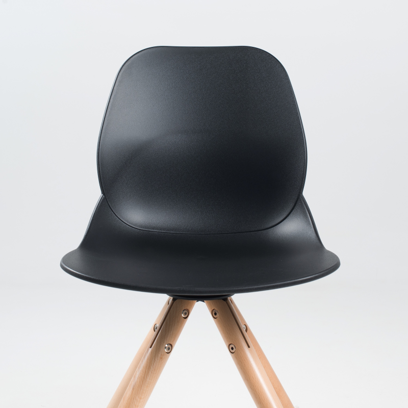 Chaise tendance en polypropylène noir avec pieds en bois naturel - Victoire