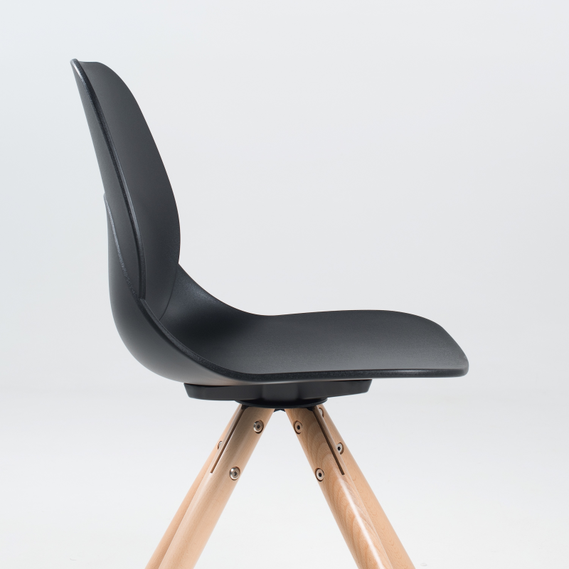 Chaise moderne en polypropylène noir avec pieds en bois naturel - Victoire