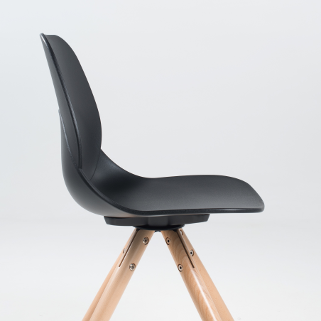 Chaise moderne en polypropylène noir avec pieds en bois naturel - Victoire