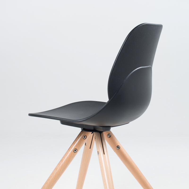 Chaise design en polypropylène noir avec pieds en hêtre - Victoire