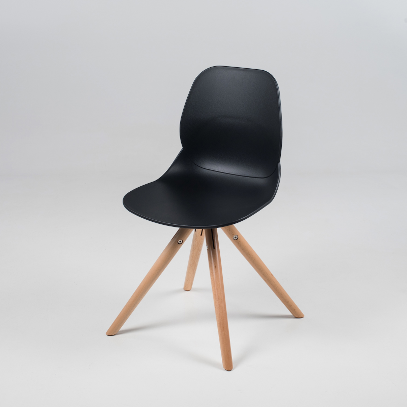Chaise design en plastique noir avec pieds en bois naturel - Victoire