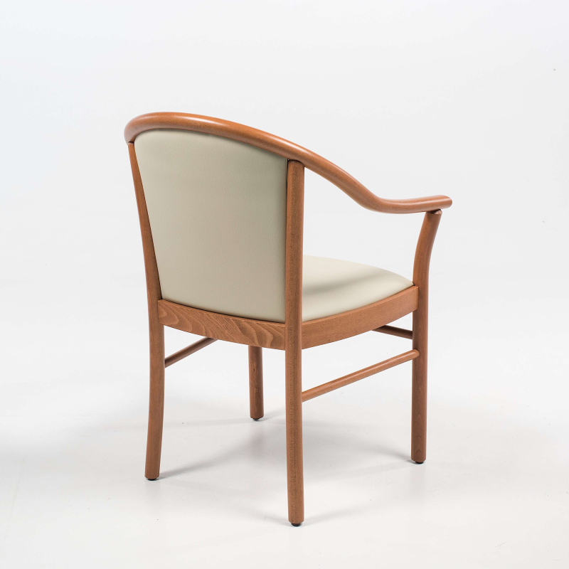 Fauteuil beige en bois avec assise et dossier rembourrés - Manuela