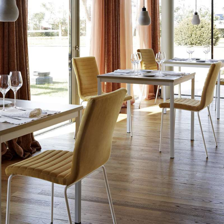 Chaise moderne empilable en tissu jaune ocre et métal blanc - Krono Midj®