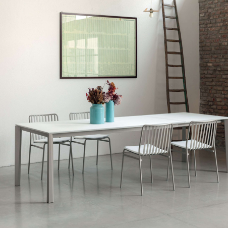 Table extensible moderne en céramique blanche et acier laqué sable - Prisma
