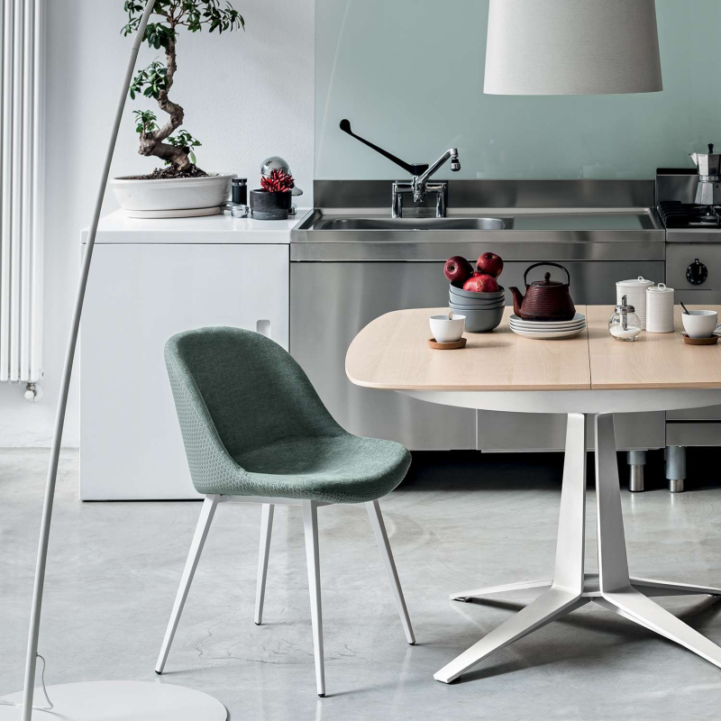 Chaise coque bicolore en tissu vert et métal blanc - Sonny Midj®