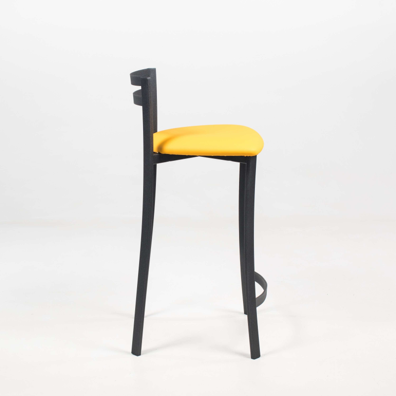 Tabouret snack avec dossier bas en synthétique jaune et structure métallique noire - Urane