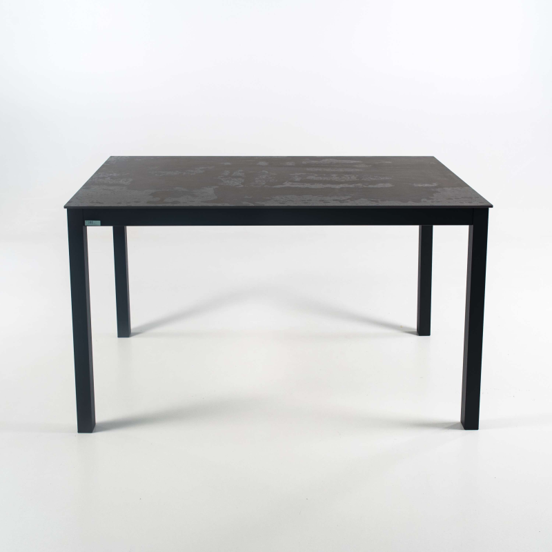 Table rectangulaire en dekton effet rouille et pieds en métal - Millenium 4