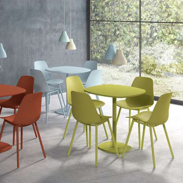 Petite table de cuisine carrée aux bords arrondis avec pied central