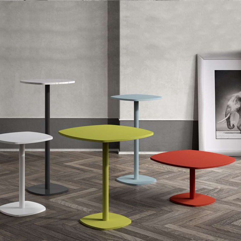 Petite table de cuisine carrée aux bords arrondis avec pied central - Circa