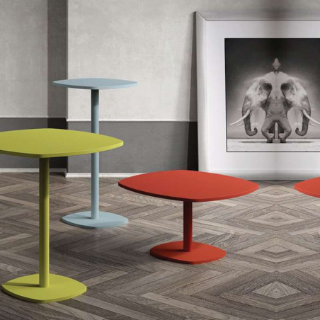 Table basse en stratifié rouge aux bords arrondis et pied central - Circa