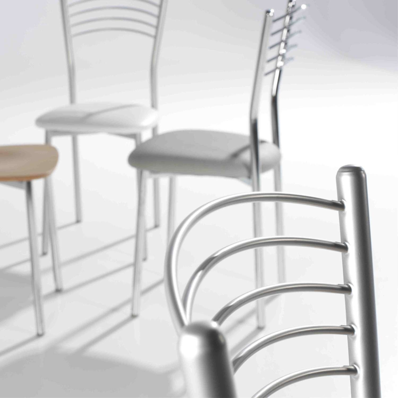 Chaise de cuisine en métal satiné avec assise rembourrée grise - Marta