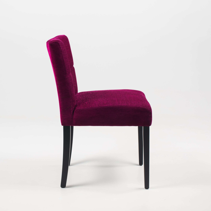 Chaise confortable en tissu et pieds en bois noir - Carré Mobitec®