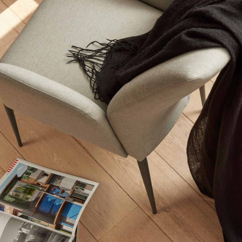 Fauteuil en tissu gris clair et pieds en métal noir - Enora Mobitec