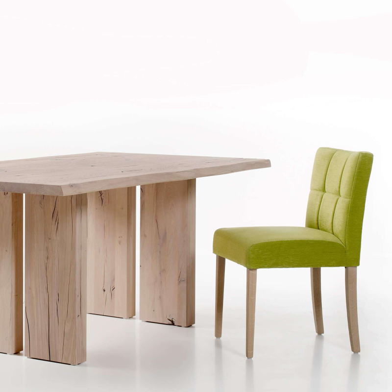 Chaise en tissu vert et pieds en bois marron clair - Carré Mobitec®