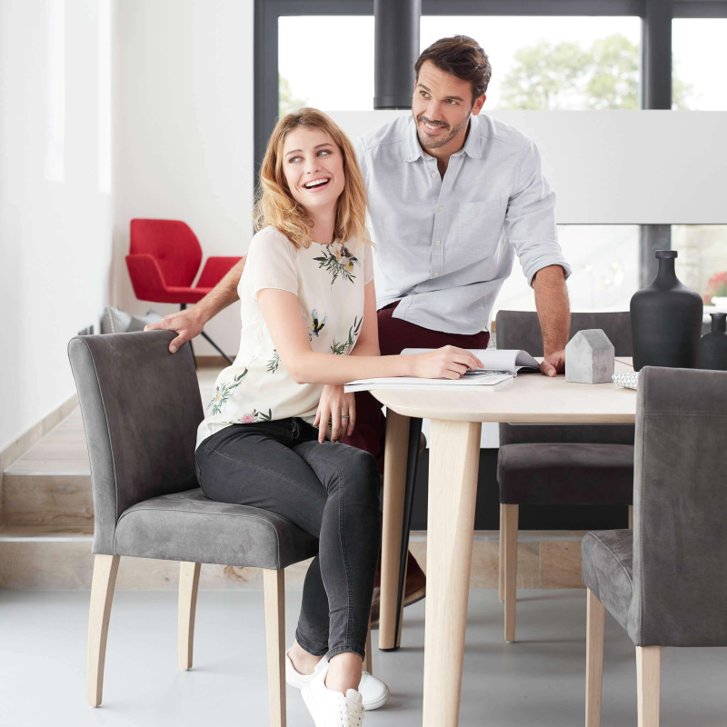 Chaise de salle à manger en tissu gris et pieds en bois marron clair - Shanna Mobitec