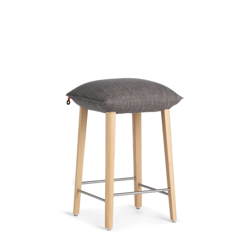 Tabouret snack rembourré sans dossier en tissu gris  et pieds bois clair - Soda Mobitec®
