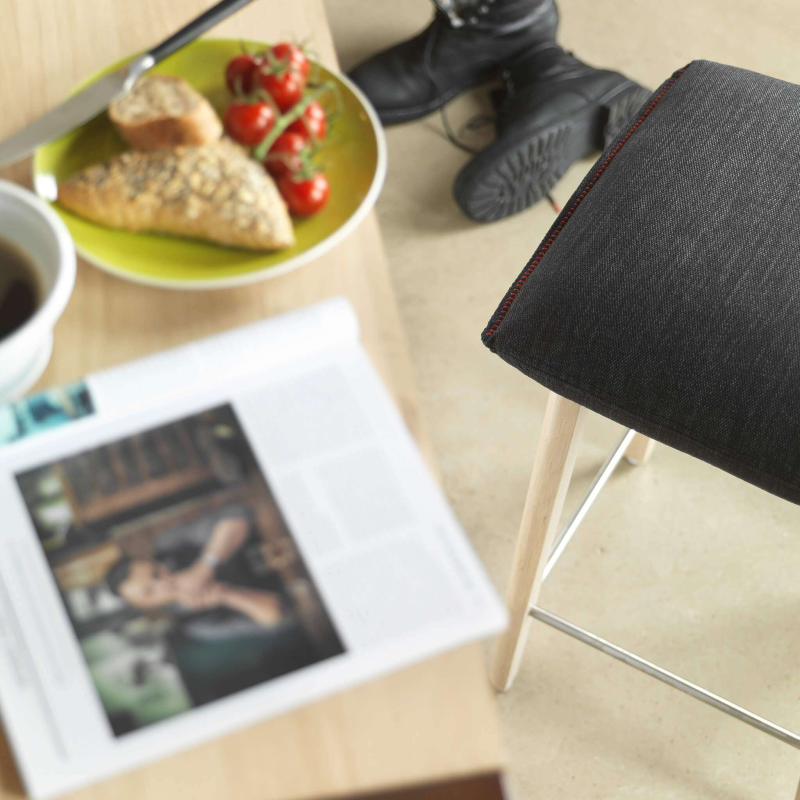 Tabouret snack en tissu noir et pieds bois massif - Soda Mobitec®