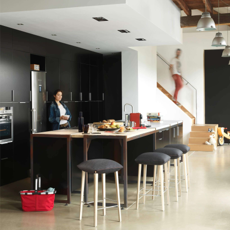 Tabouret snack rembourré en tissu noir et pieds en chêne massif  - Soda Mobitec®