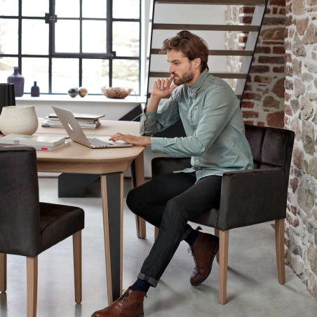 Fauteuil en tissu noir et pieds en bois - Carré Mobitec®