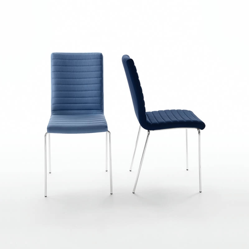 Chaise tendance empilable en tissu bleu et acier chromé - Krono Midj®
