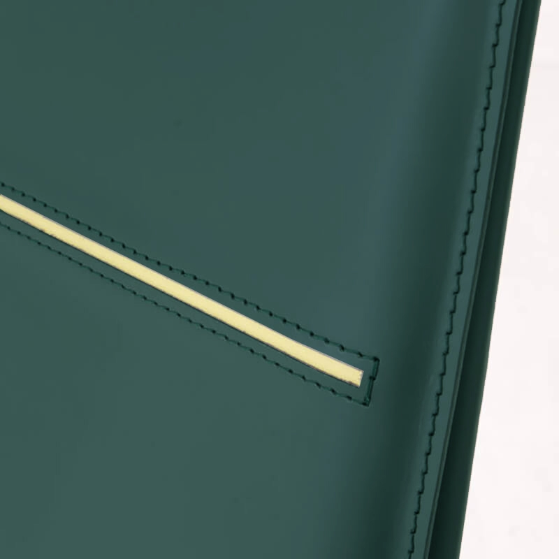 chaise contemporaine en croûte de cuir