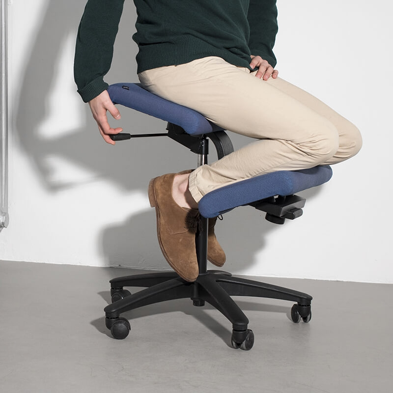 Siège ergonomique en tissu bleu sur roulettes - Wing Varier®