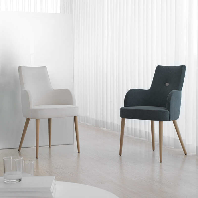 Fauteuil en tissu et pieds bois - Brisa Bridge