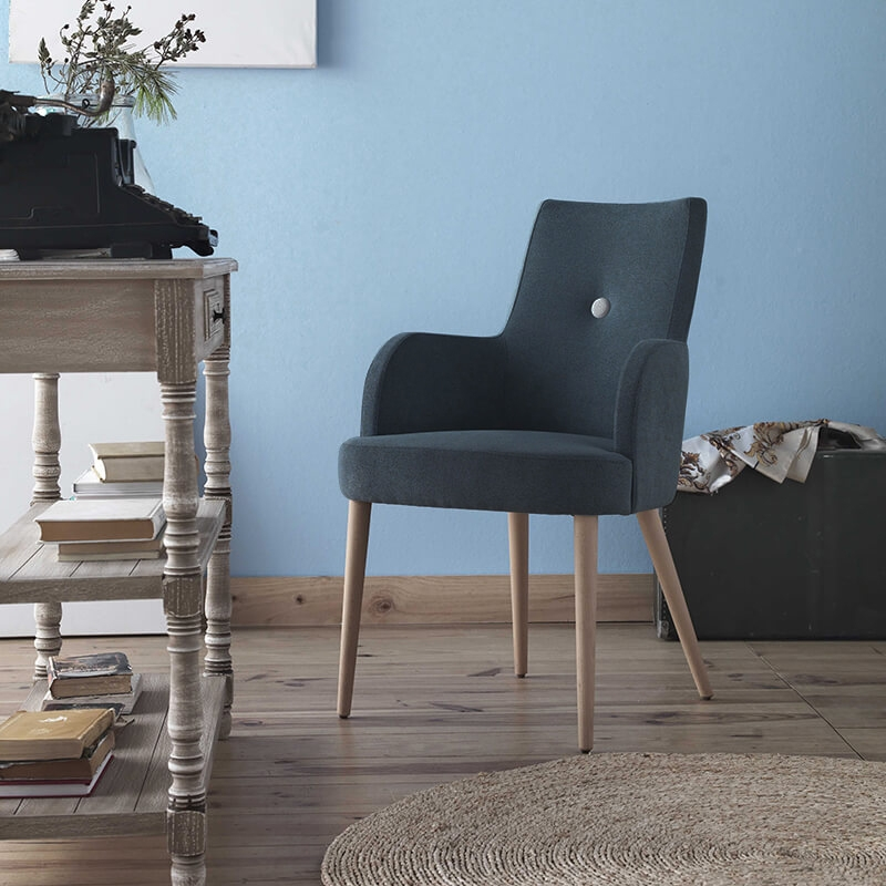 Fauteuil confortable en tissu et pieds bois - Brisa Bridge