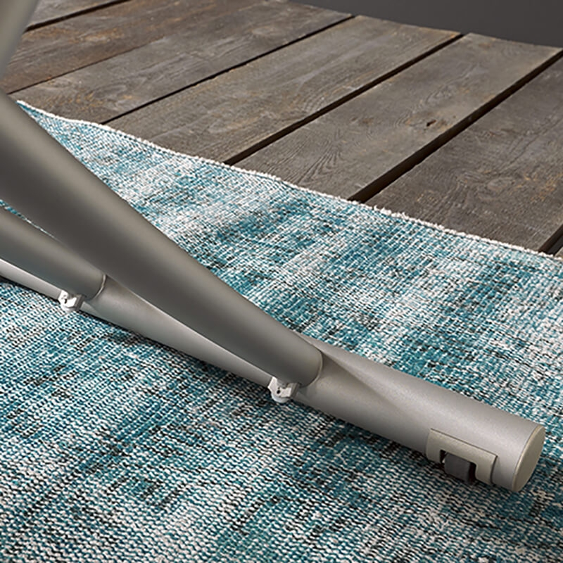 Piétement en métal doté de roulettes transversales