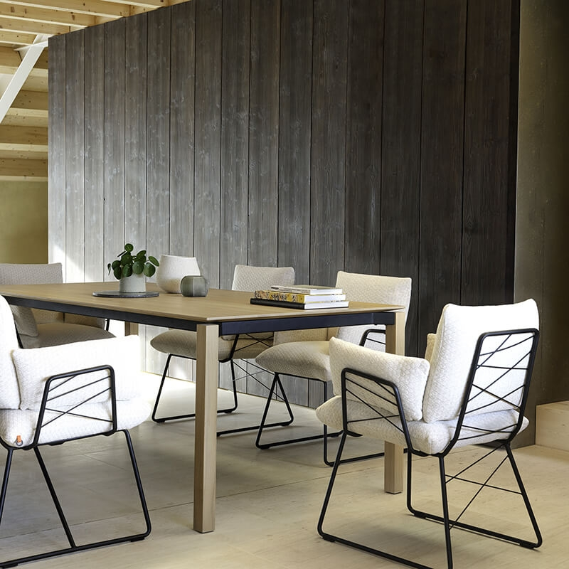 Fauteuil design en tissu beige et pieds en métal noir - Cosy Mobitec