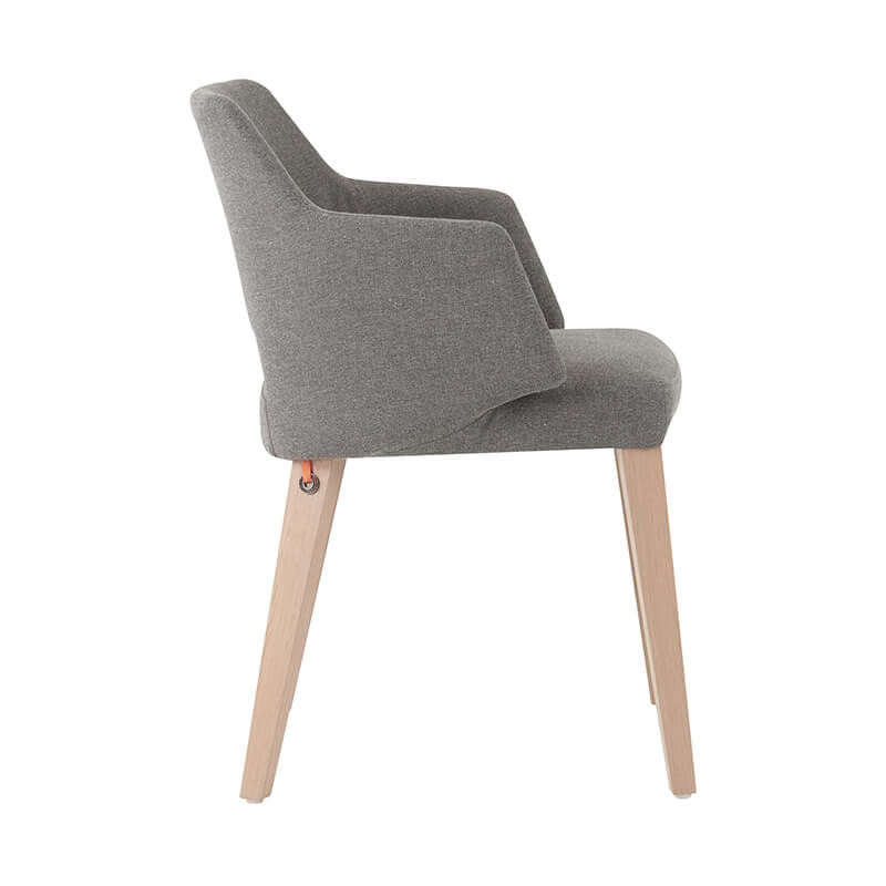 Fauteuil style scandinave tissu gris et pieds en bois avec dossier ajouré - Lena Mobitec®