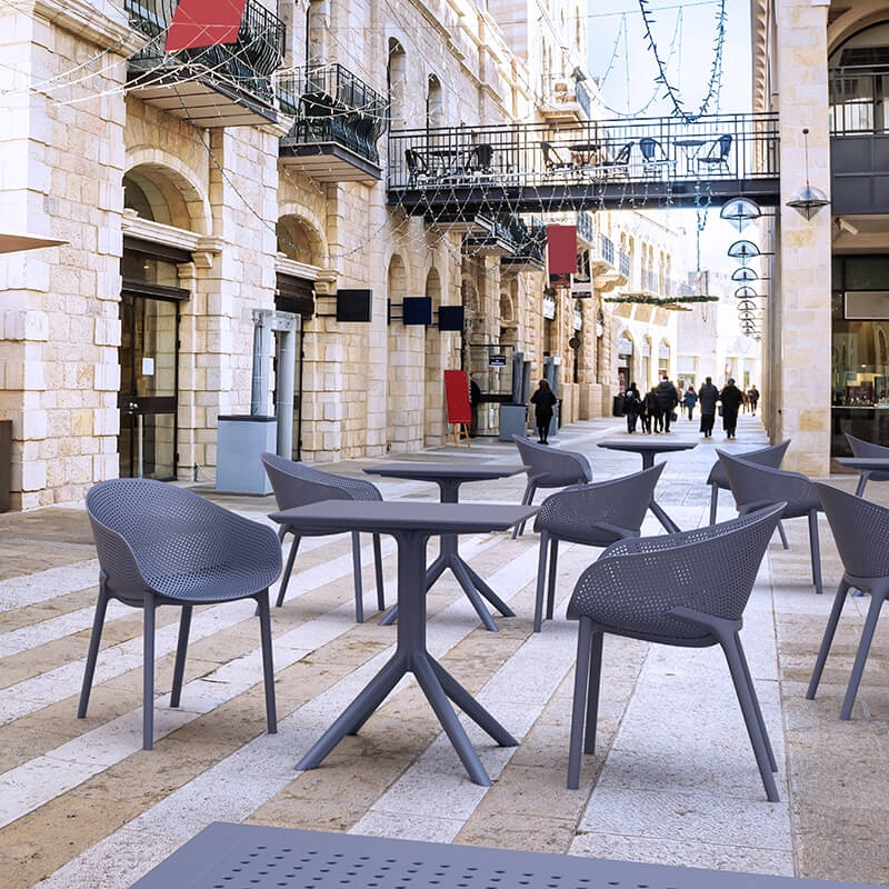 Petite table de jardin carrée en résine grise - Sky