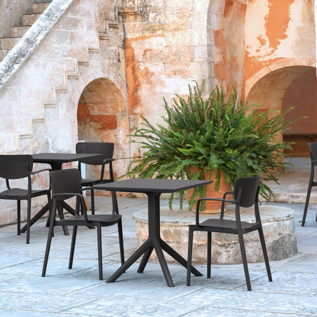 Petite table de jardin carrée en résine noire - Sky