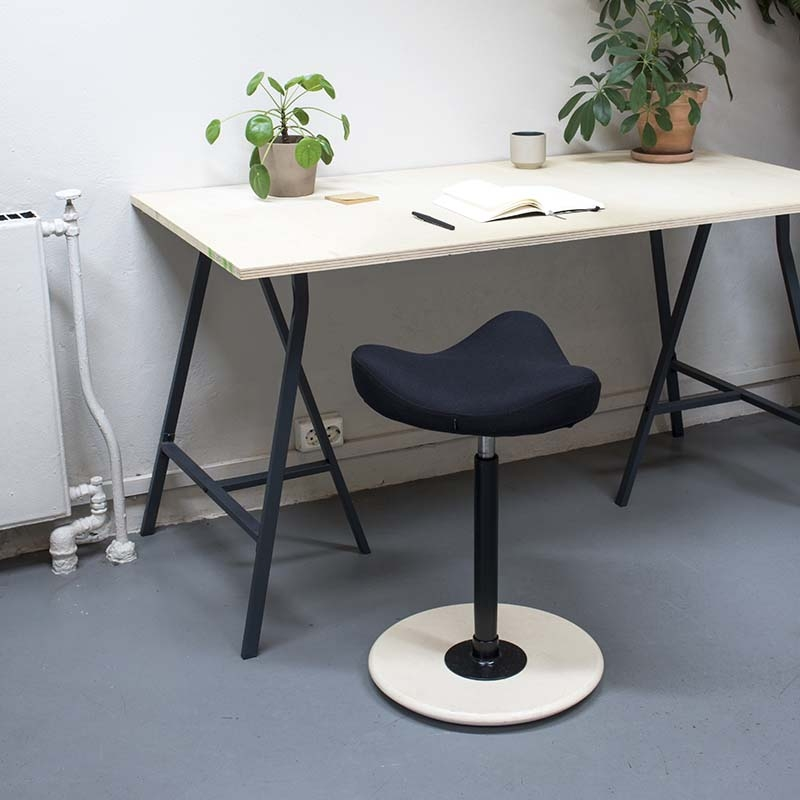 Tabouret de bureau ergonomique réglable en hauteur en tissu noir - Move Varier®