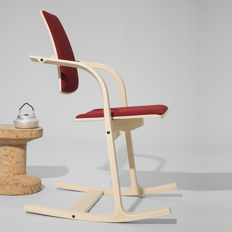 Chaise de bureau ergonomique en tissu rouge - Actulum Varier®