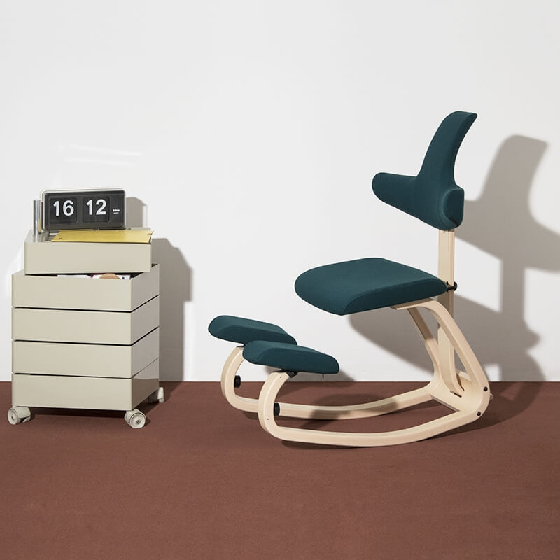 Siège assis genoux avec dossier bleu pétrole - ThatSit Varier®