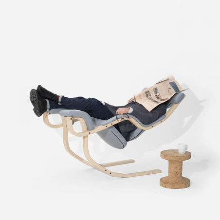 Fauteuil de relaxation en tissu bleu ciel et bois - Gravity Varier®
