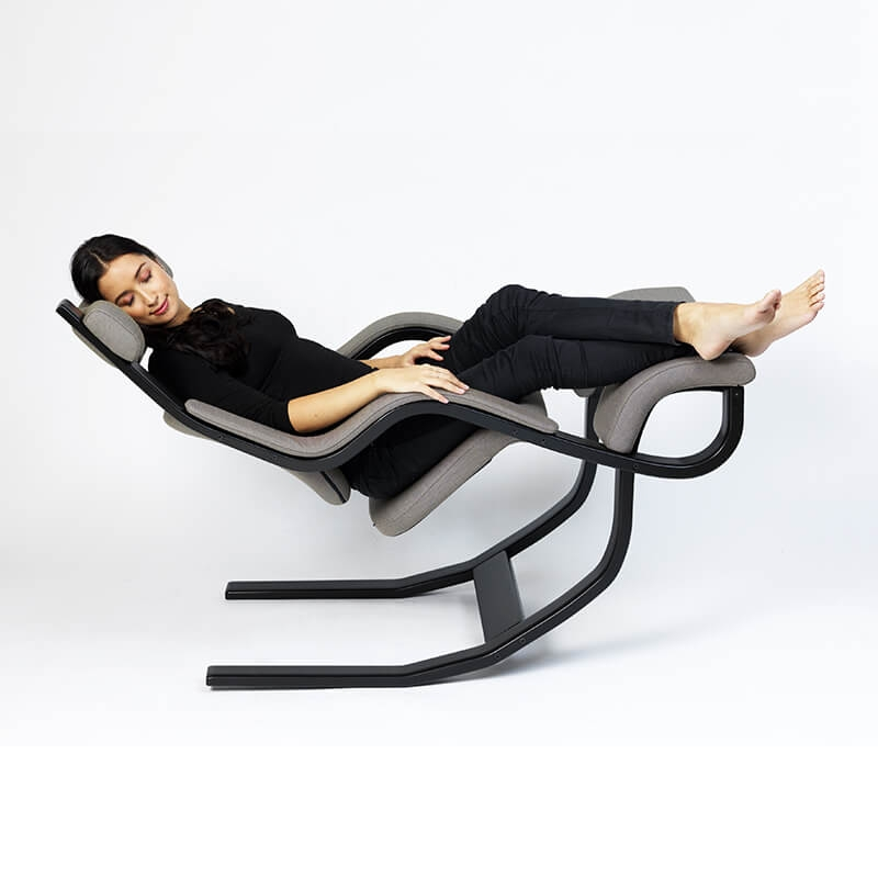 Fauteuil inclinable avec repose pieds ergonomique en tissu gris - Gravity Varier®