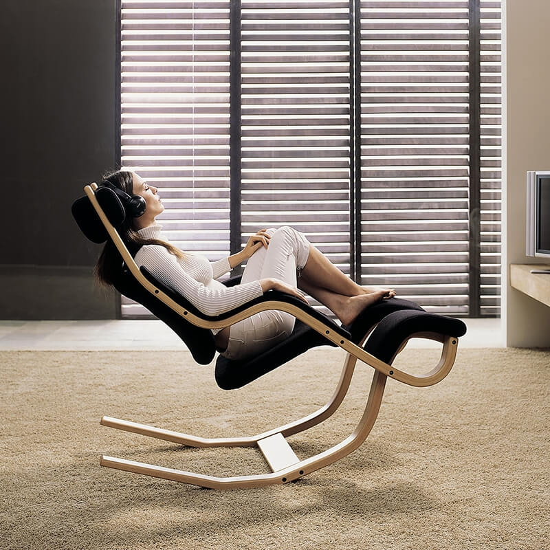 Fauteuil de relaxation en tissu noir et bois - Gravity Varier®