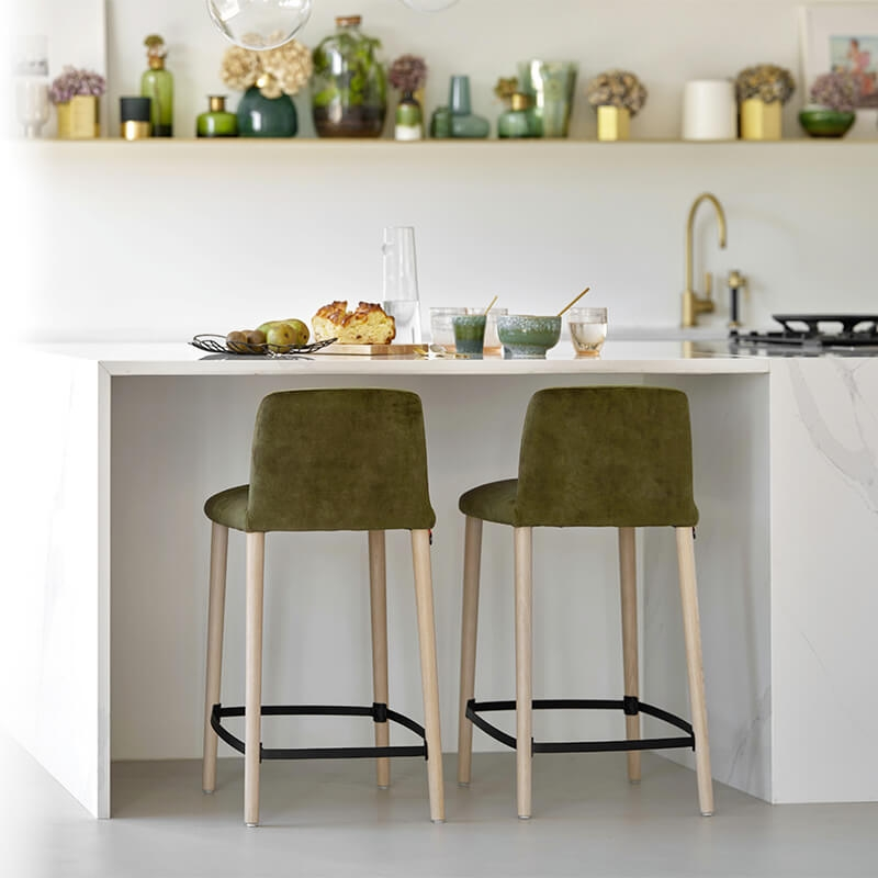 Tabouret mi hauteur pieds bois et tissu effet velours vert kaki - Rob Mobitec
