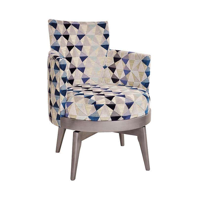 Fauteuil pivotant en tissu à motifs bleus et pieds bois - Mathis
