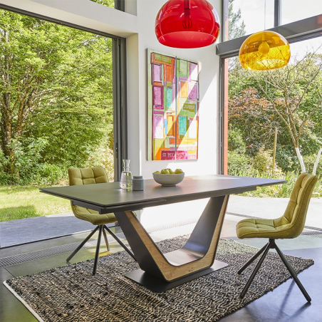 Table design en céramique noire avec allonges pied central - Comet