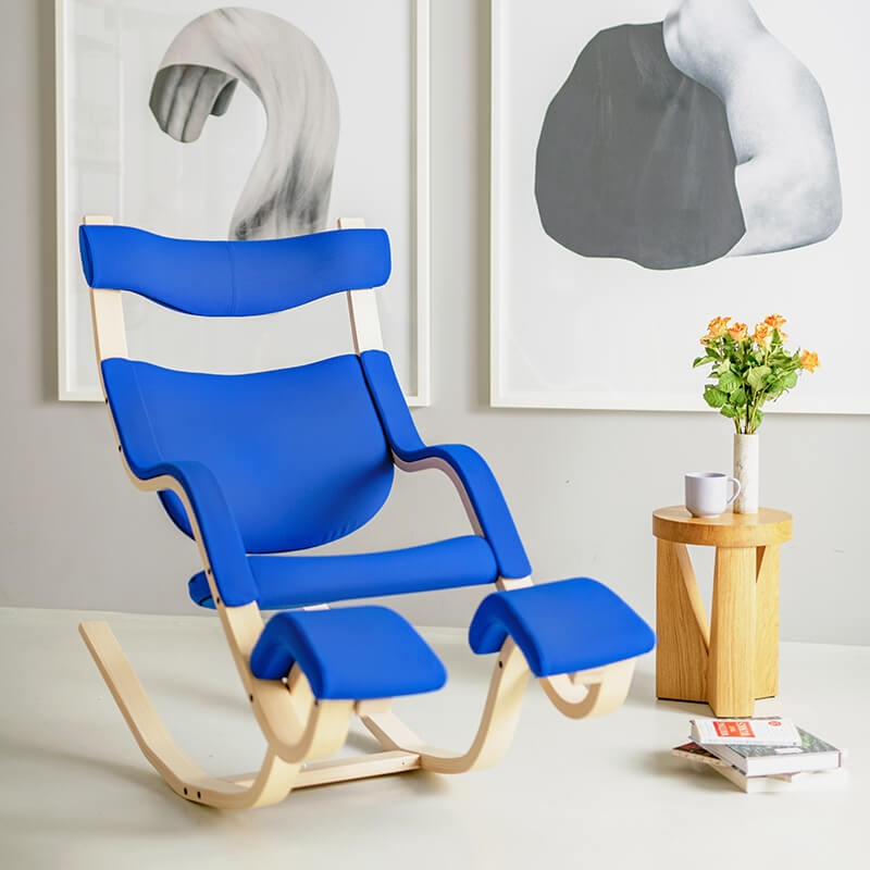 Fauteuil de relaxation en tissu bleu et bois naturel - Gravity Varier®