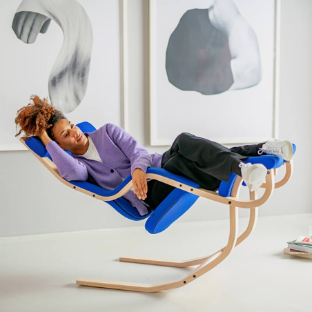 Fauteuil ergonomique en tissu bleu et bois naturel- Gravity Varier®