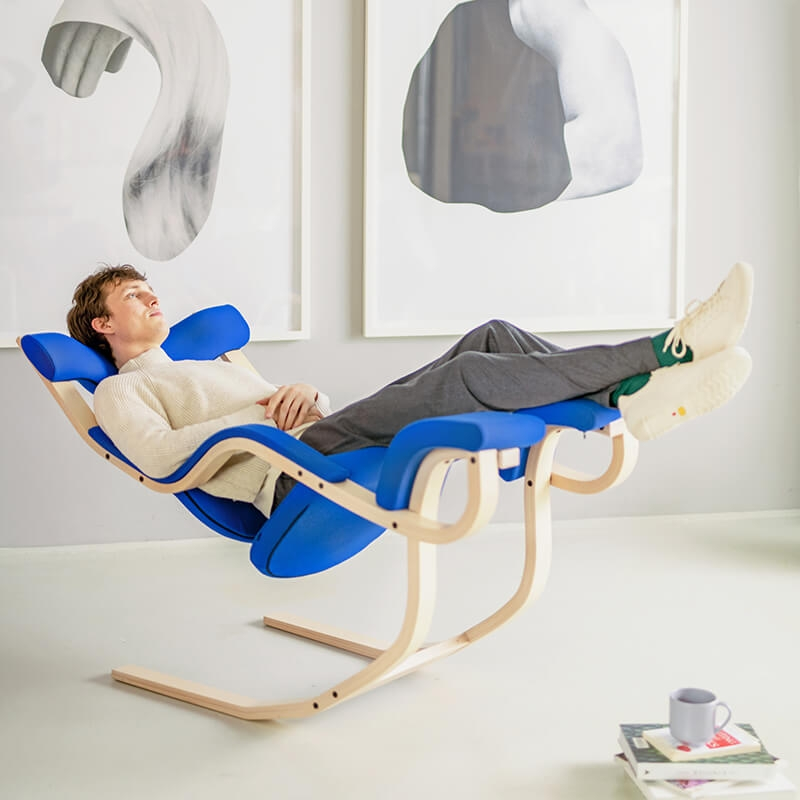 Fauteuil de relaxation en tissu et bois - Gravity Varier®