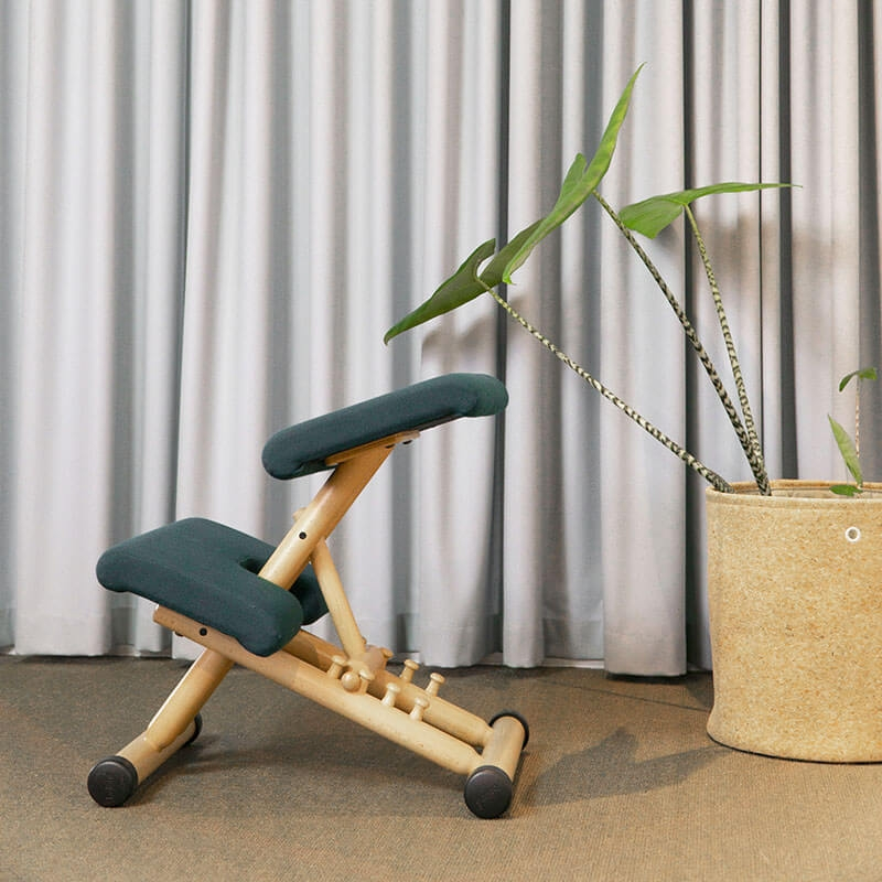 Siège de bureau ergonomique en tissu vert et bois naturel - Multi Varier®