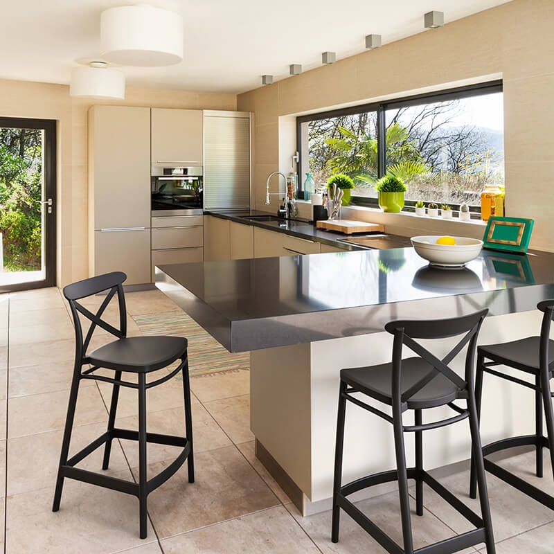 Tabouret en polypropylène noir moderne avec dossier - Cross